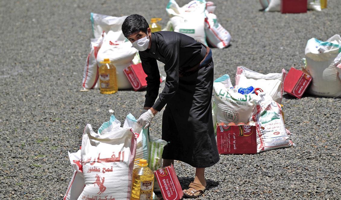 Mat delas ut till befolkningen i Jemens huvudstad Sanan den 17 maj 2020. Foto: Mohammed Huwais/AFP via Getty Images
