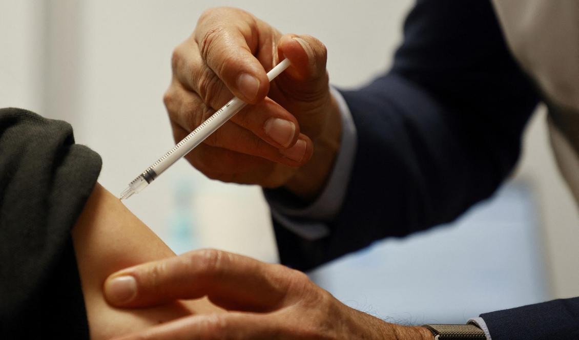 En kvinna vaccineras i Paris den 23 april 2021. Foto: Ludovic Marin/AFP via Getty Images