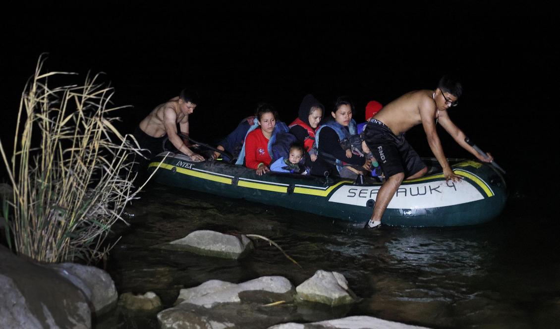 En grupp migranter från Centralamerika vid USA:s gräns i Roma i delstaten Texas i USA den 30 mars 2021 efter att ha korsat Rio Grande. Foto: Joe Raedle/Getty Images