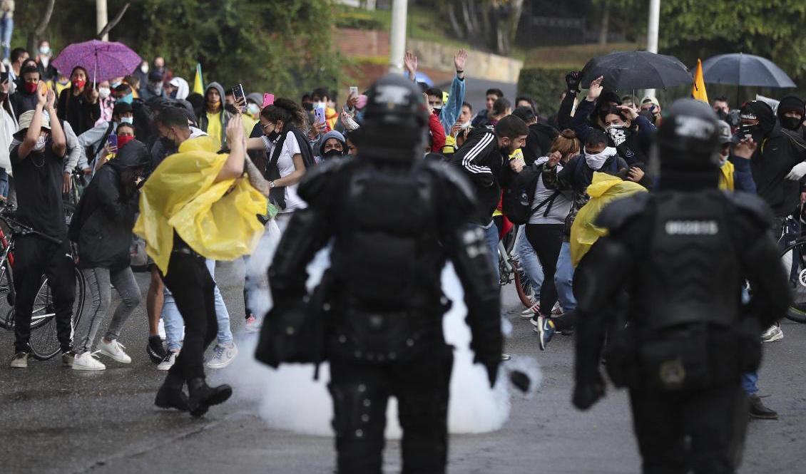 Protester i Bogotá under lördagen. Foto: Fernando Vergara/AP/TT