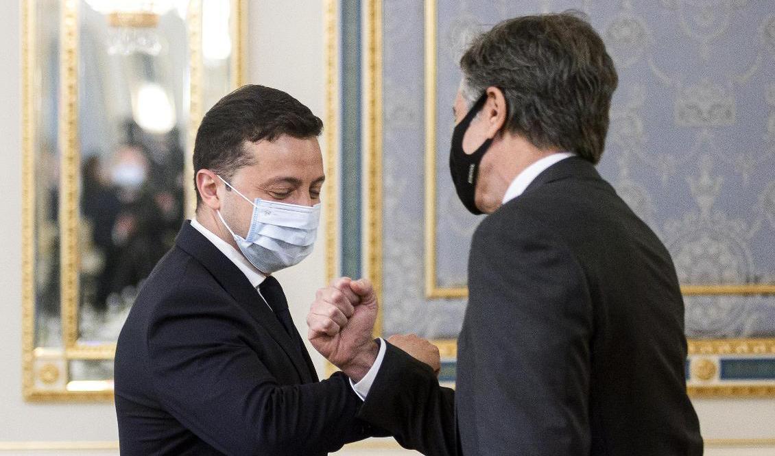 Ukrainas president Volodymyr Zelenskyj, till vänster, hälsar på USA:s utrikesminister Antony Blinken under den senares pågående besök i Kiev. Foto: Ukrainas presidentkansli/AP/TT