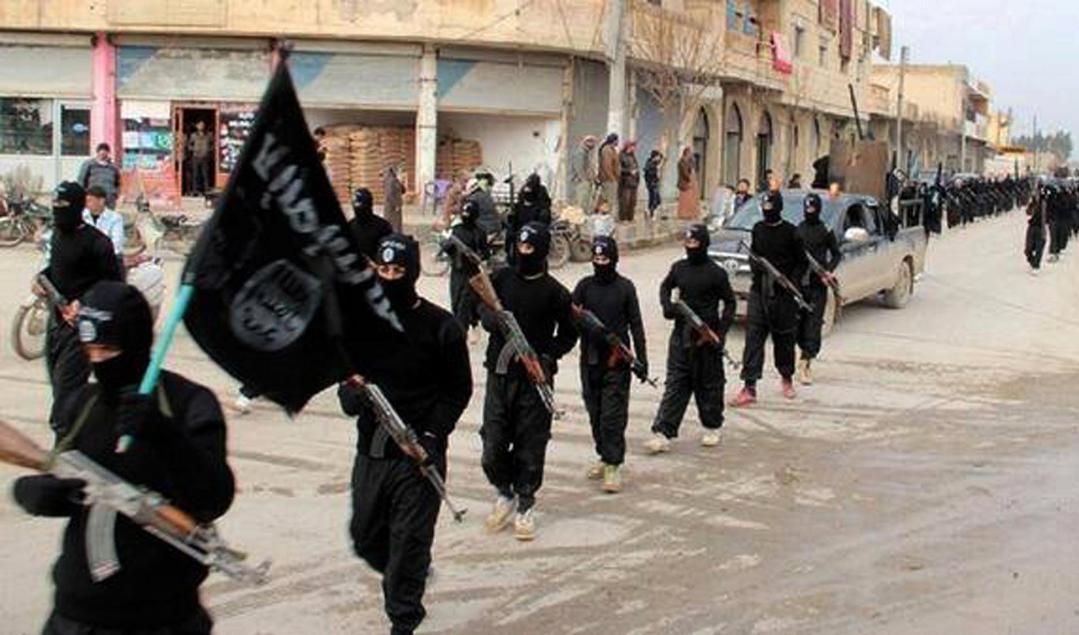 Stridande för Islamiska staten, IS, i Raqqa i Syrien 2014. Foto: (Militant Website via AP, File) Uncredited