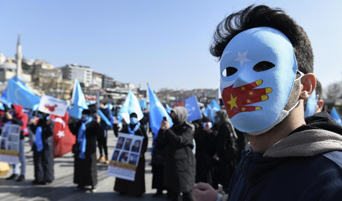 Uigurer som bor i Turkiet demonstrerar mot Kinas övergrepp mot minoritetsbefolkningen i provinsen Xinjiang. Arkivbild. Foto: Omer Kuscu/AP/TT
