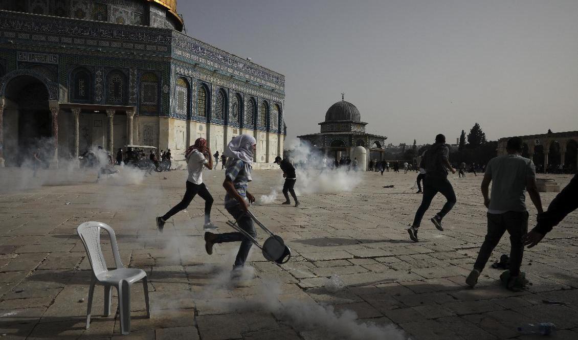 Tårgas vid sammanstötningar framför al-Aqsa-moskén i Jerusalems gamla stad på måndagen. Foto: Mahmud Illian/AP/TT