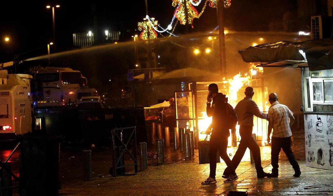 Oroligheterna i Jerusalem fortsatte långt in på måndagskvällen. Foto: Mahmoud Illean/AP/TT