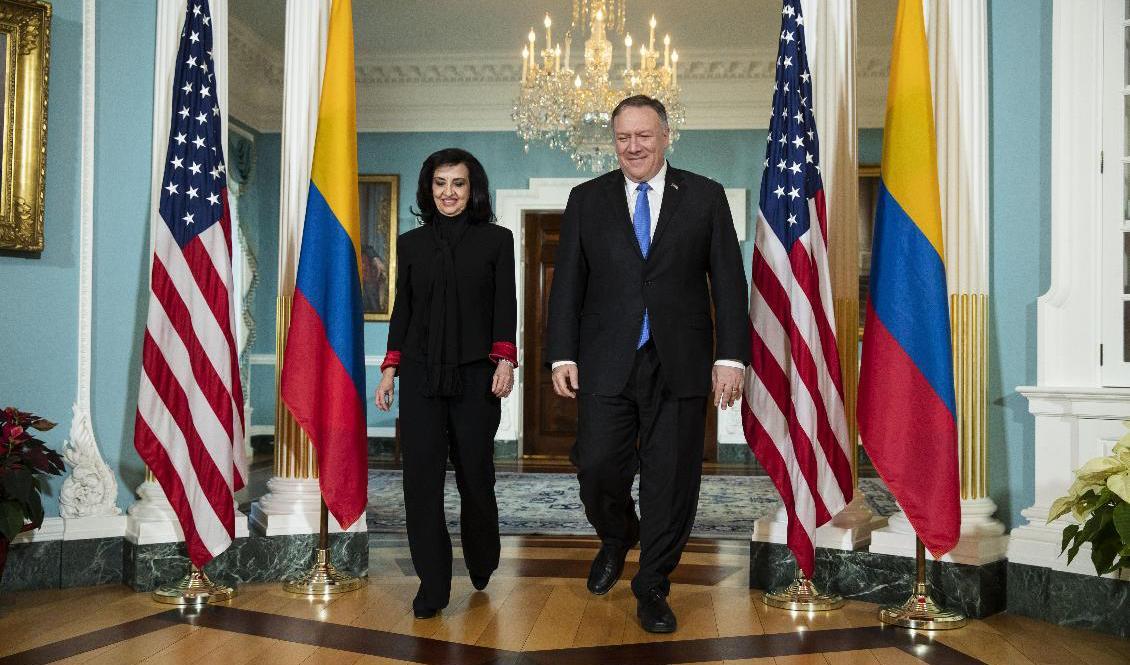 Clombias avgångna utrikesminister Claudia Blum (till vänster) med USA:s tidigare utrikesminister Mike Pompeo. Arkivbild. Foto: Matt Rourke/AP/TT