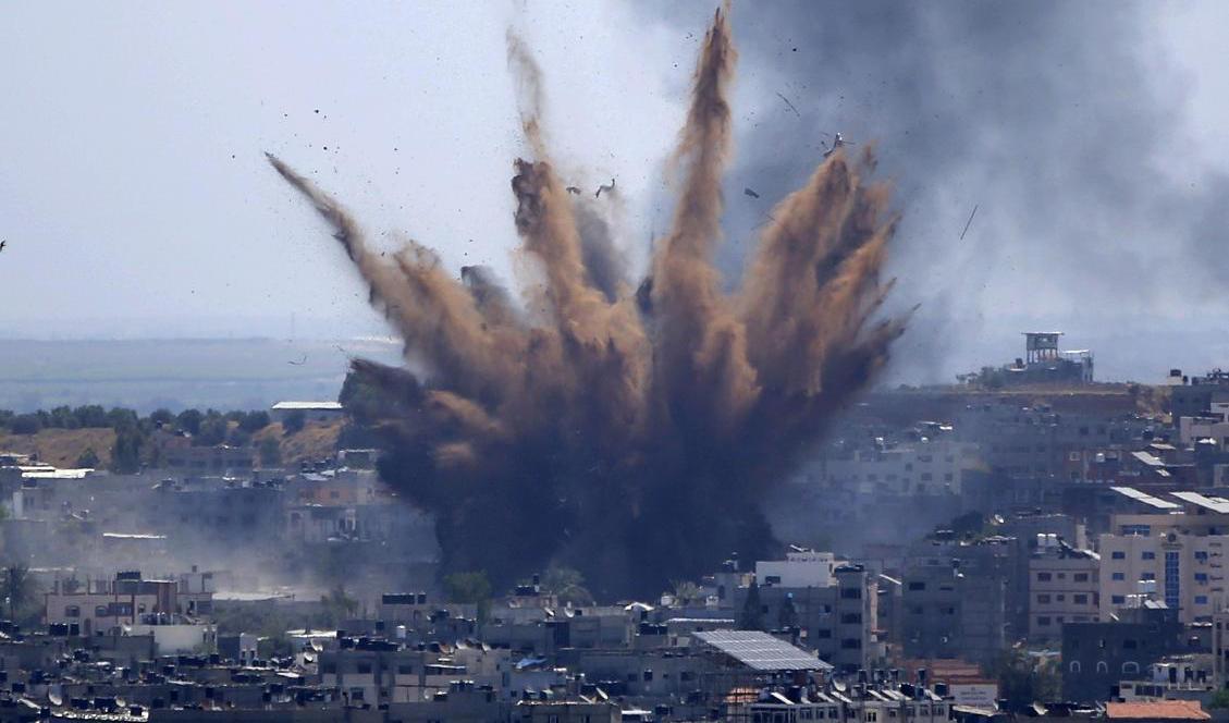 Ett israeliskt flyganfall över Gaza stad på torsdagen. Foto: Hatim Moussa/AP/TT