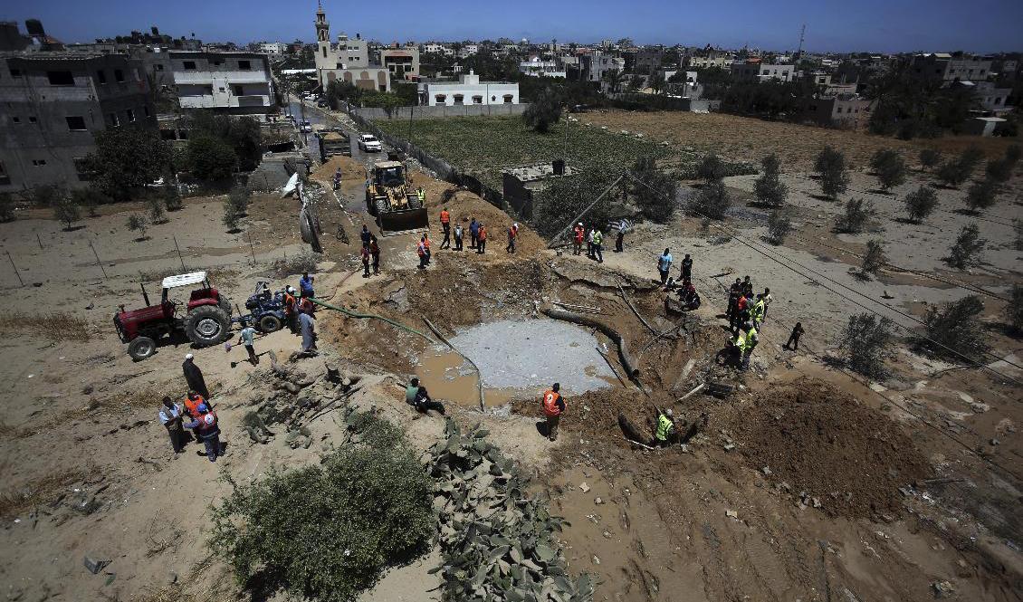 
Arbete pågår för att laga en vattenledning som skadats i ett israeliskt flyganfall mot Khan Younis i södra Gaza. Foto: Yousef Masoud/AP/TT                                            