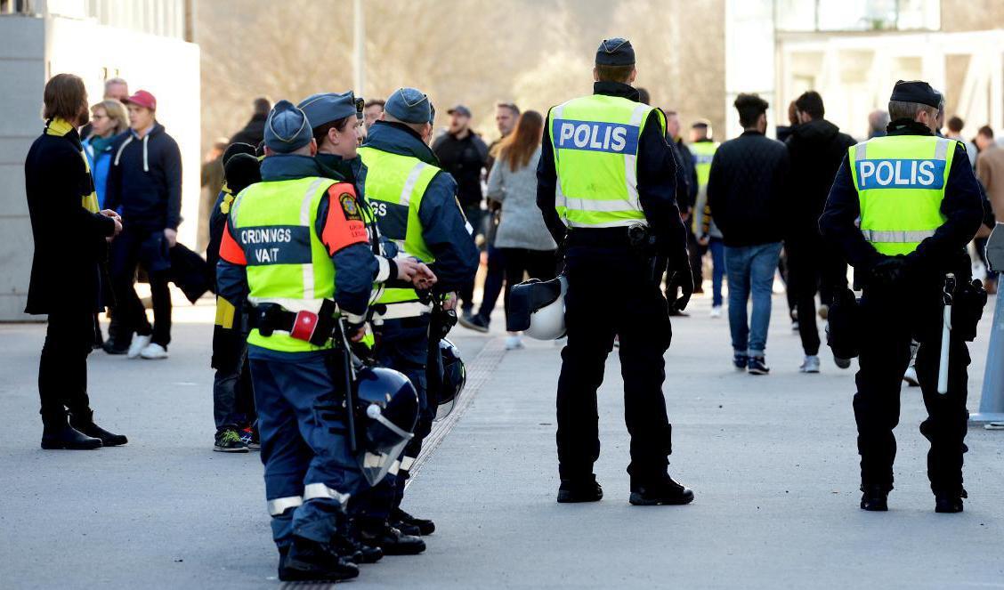 Polis och ordningsvakter vid Friends Arena i Stockholm. Arkivbild. Foto: Fredrik Sandberg/TT