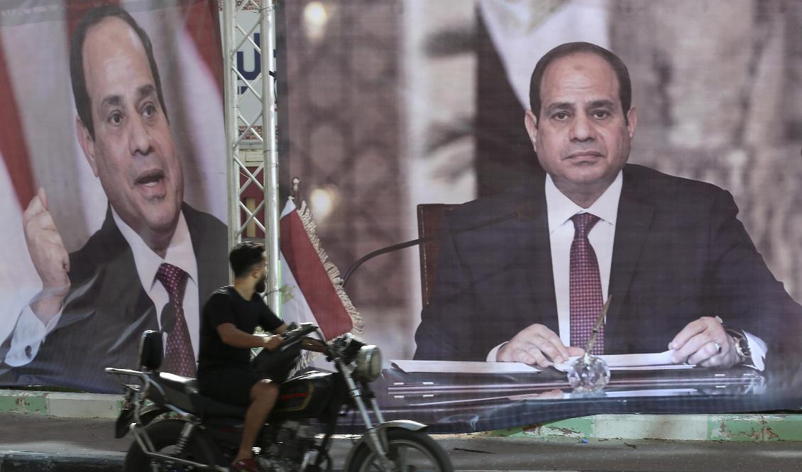 Bilder på Egyptens president Abd al-Fattah al-Sisi pryder Gazas gator. Foto: Adel Hana/AP/TT