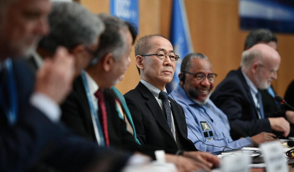 Ordförande Hoesung Lee (mitten) vid en presskonferens om IPCC:s specialrapport "Klimatförändringar i marken", Genève den 8 augusti 2019. Foto: Fabrice Coffrini/AFP via Getty Images