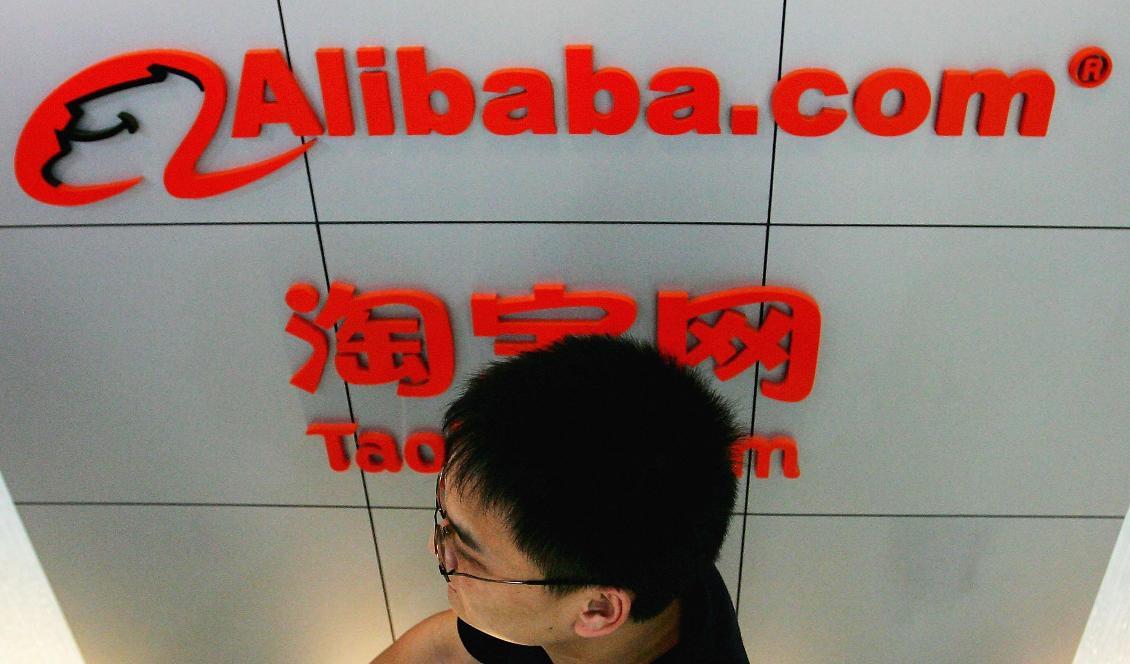 En man går förbi teknikjättens Alibabas logotype i Peking i Kina. Foto: Guang Niu/Getty Images