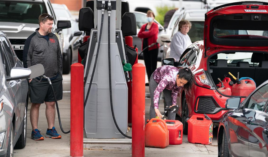 Bilister fyller bilar och reservdunkar på en mack i Benson, North Carolina, den 12 maj 2021. Trots uppmaningar till lugn ledde cyberattacken till hamstring. Foto: Sean Rayford/Getty Images
