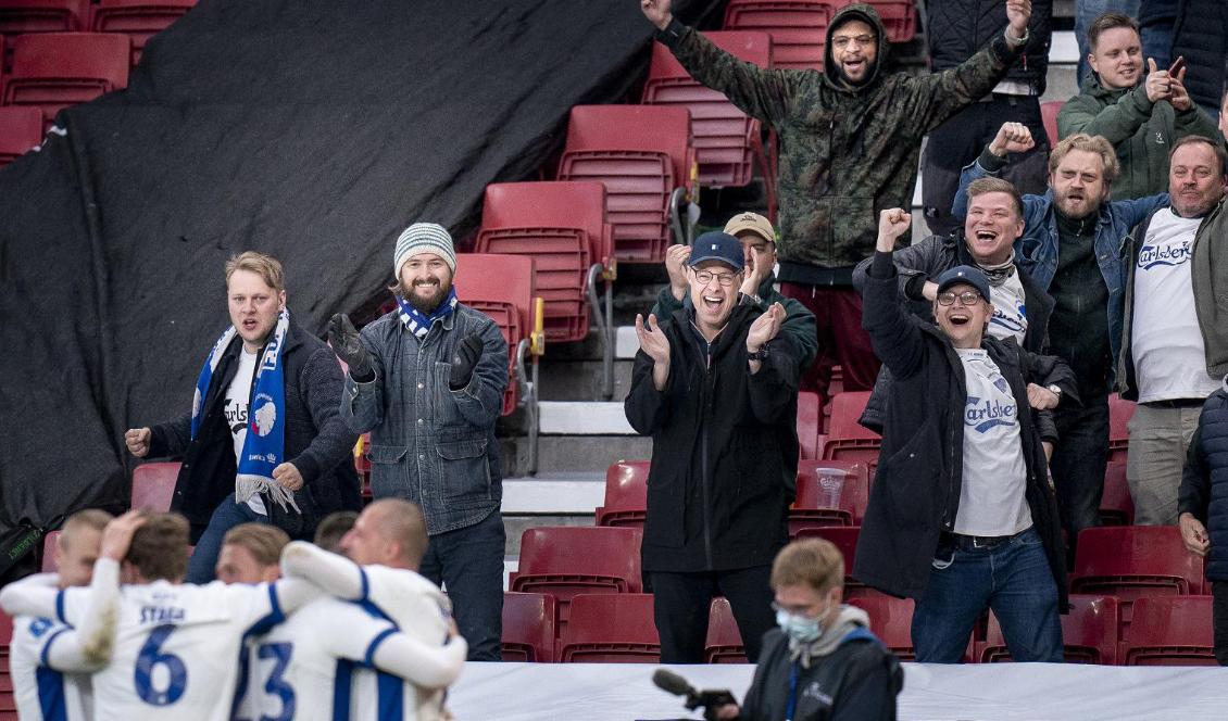 FC Köpenhamn-spelare jublar framför hemmapubliken efter ett av målen i 3–2-segern hemma mot Århus. Till sommaren ska Parken även ta emot EM-publik när fyra matcher spelas i den danska huvudstaden. Foto: Liselotte Sabroe/Ritzau Scanpix