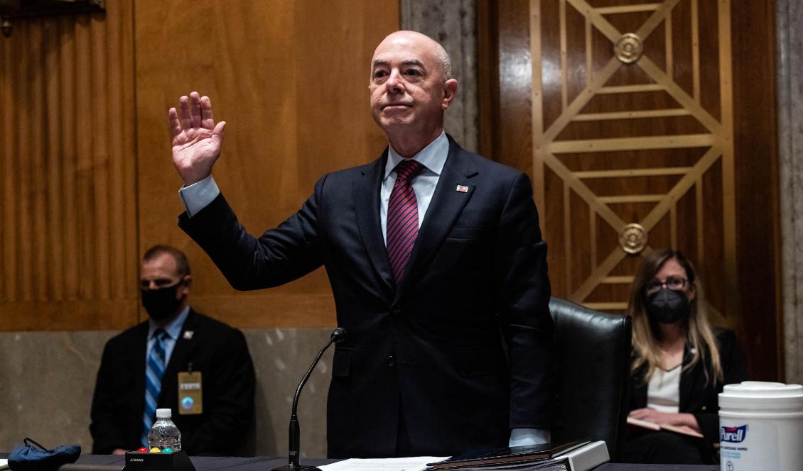 USA:s inrikessäkerhetsminister Alejandro Mayorkas svärs in i senaten inför utfrågning om departementets hantering av ensamkommande migrantbarn. Foto: Graeme Jennings/AFP via Getty Images