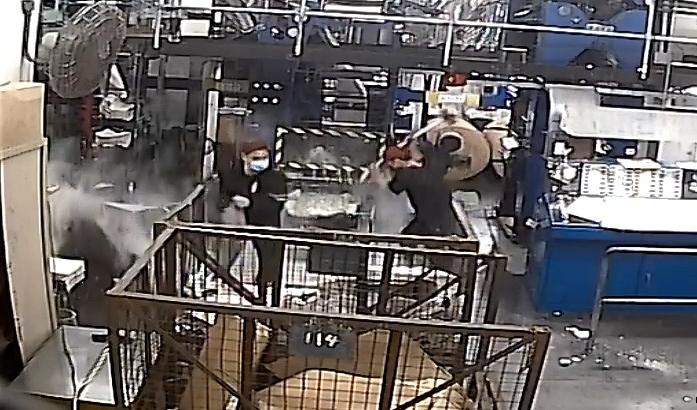 Inkräktare klädda i svart slår sönder utrustningen i Epoch Times tryckeri i Hongkong den 12 april 2021. De misstänks agera på uppdrag av det kinesiska kommunistpartiet. Foto: Epoch Times