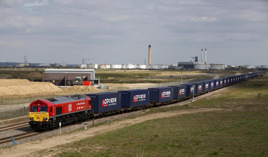 




Ett godståg med containrar, fulla med varor, lämnar DP World London Gateways järnvägsdepå i Corringham, öster om London, 10 april 2017. Foto: Isabel Infantes/AFP via Getty Images                                                                                                                                                                                                                            