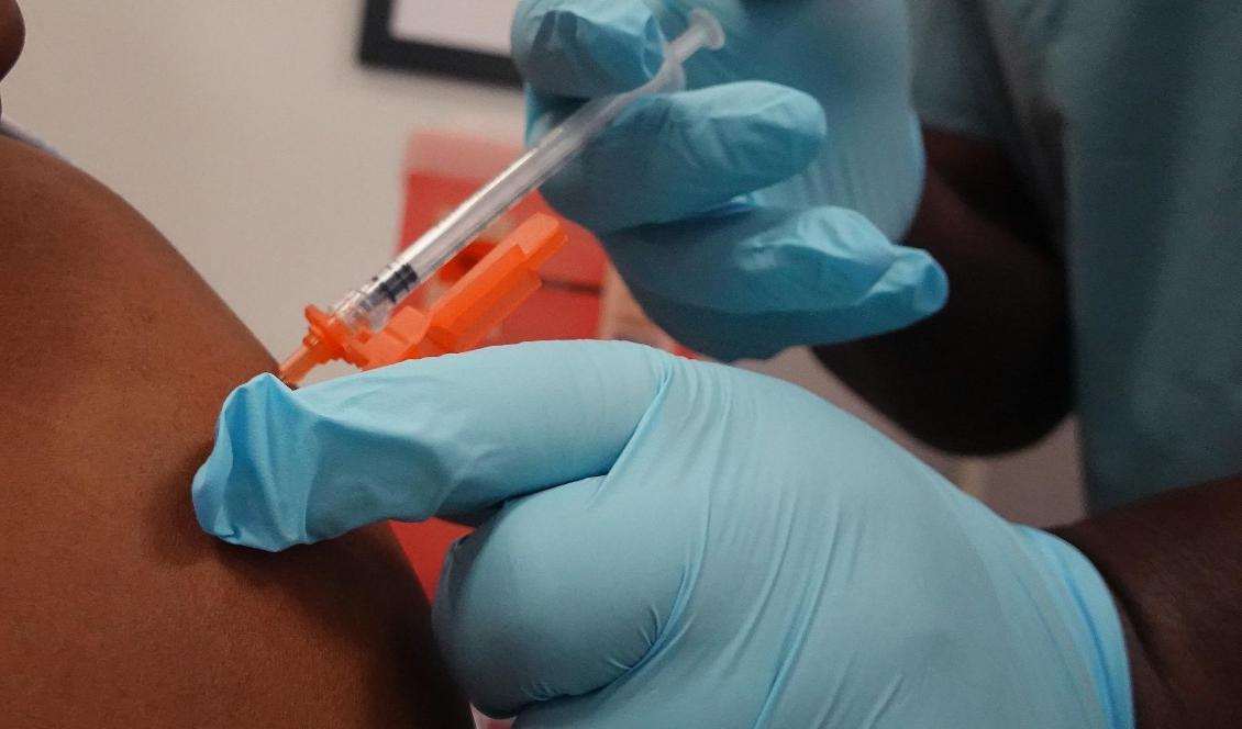 


En person får covid-19-vaccin på Roseland Community Hospital i Chicago i USA den 18 december 2020. Foto: Scott Olson/Getty Images                                                                                                                                    