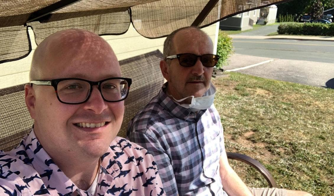Steve Ellis (vänster) och hans far Roger Ellis, som lider av den hittills oidentifierade hjärnsjukdomen. Bathurst, Kanada, augusti 2020. Foto: Steve Ellis