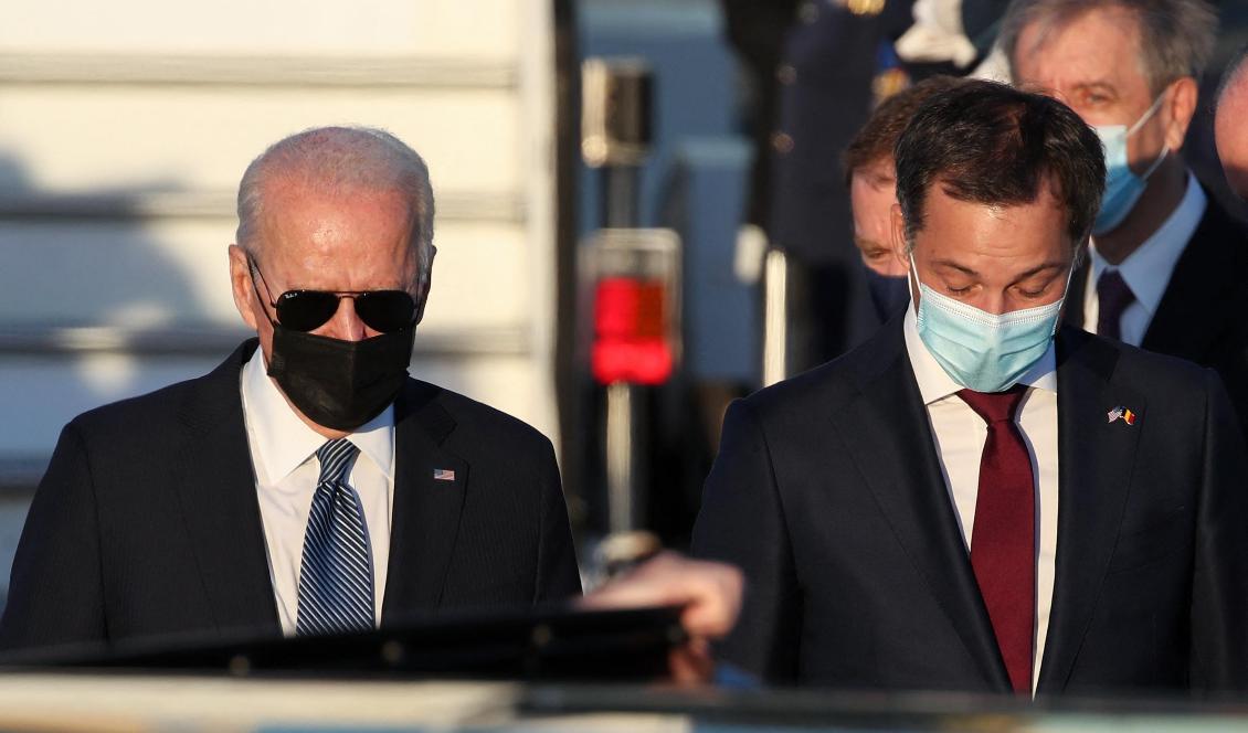 Belgiens premiärminister Alexander De Croo välkomnar USA:s president Joe Biden i Bryssel den 13 juni 2021. Foto: YVES HERMAN/POOL/AFP via Getty Images