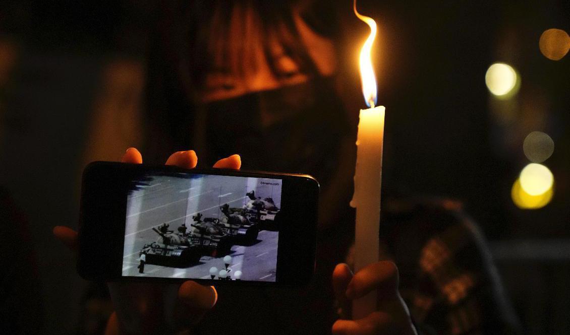 Hongkongbor tände ljus för att uppmärksamma årsdagen av massakern vid Himmelska fridens torg 1989. Foto: Kin Cheung/AP/TT