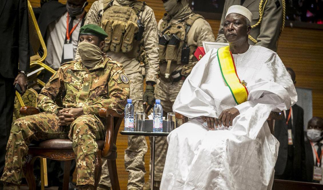 Överste Assimi Goïta, till vänster, bredvid den nu avsatte övergångspresidenten Bah Ndaw. Goïta har nu svurits in som övergångspresident i Mali. Foto: AP/TT