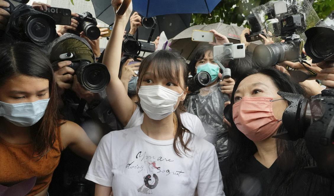 Agnes Chow, i mitten, har släppts fri. Foto: Vincent Yu