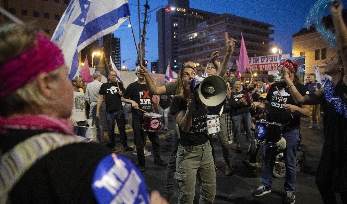 Under lördagen hölls protester i Jerusalem för att visa missnöje med den sittande premiärministern Benjamin Netanyahu. Foto: Ariel Schalit/AP/TT