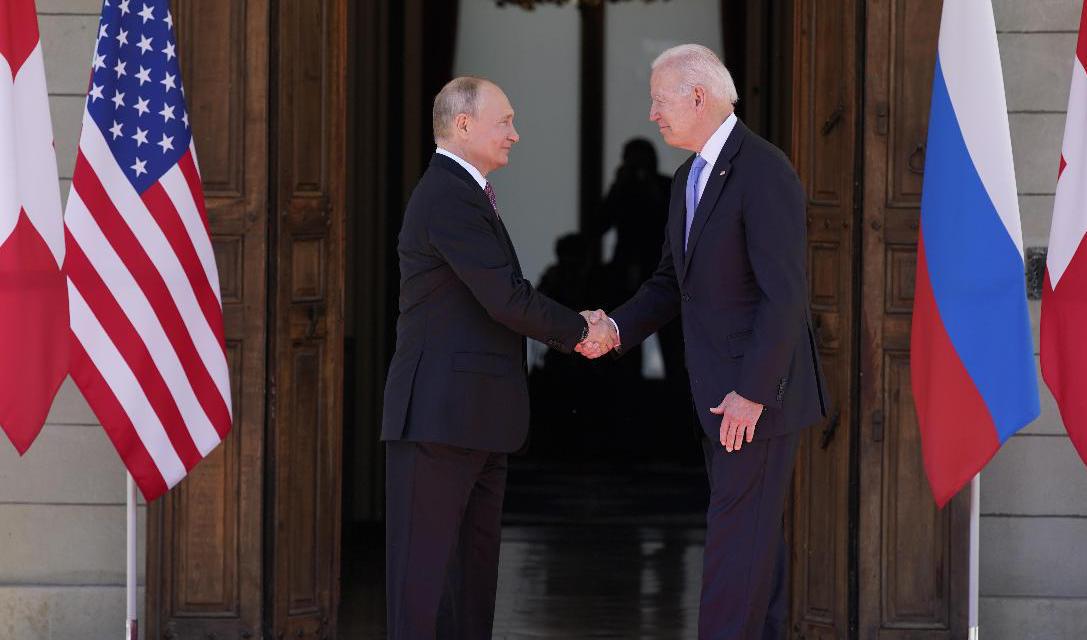 Handslag mellan Rysslands president Vladimir Putin och USA:s president Joe Biden i Genève. Foto: Patrick Semansky/AP/TT