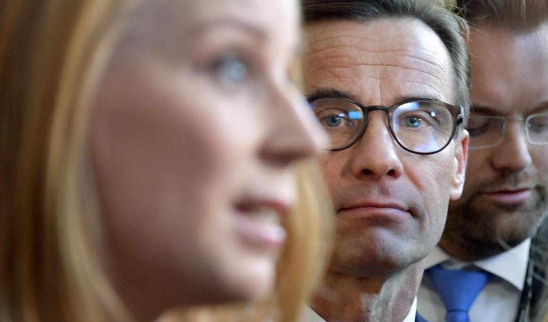 Moderaterna och partiledaren Ulf Kristersson hoppas att Centerledaren Annie Lööf ska välja en borgerlig regering. Arkivbild. Foto: Anders Wiklund/TT
