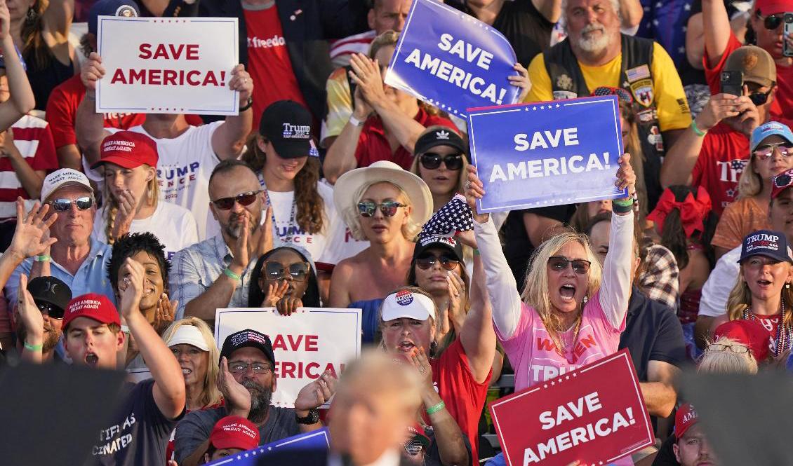 Trumpsupportrar vid kampanjmötet i Wellington, Ohio – en delstat som Trump vann i presidentvalet 2020. Foto: Tony Dejak/AP7TT