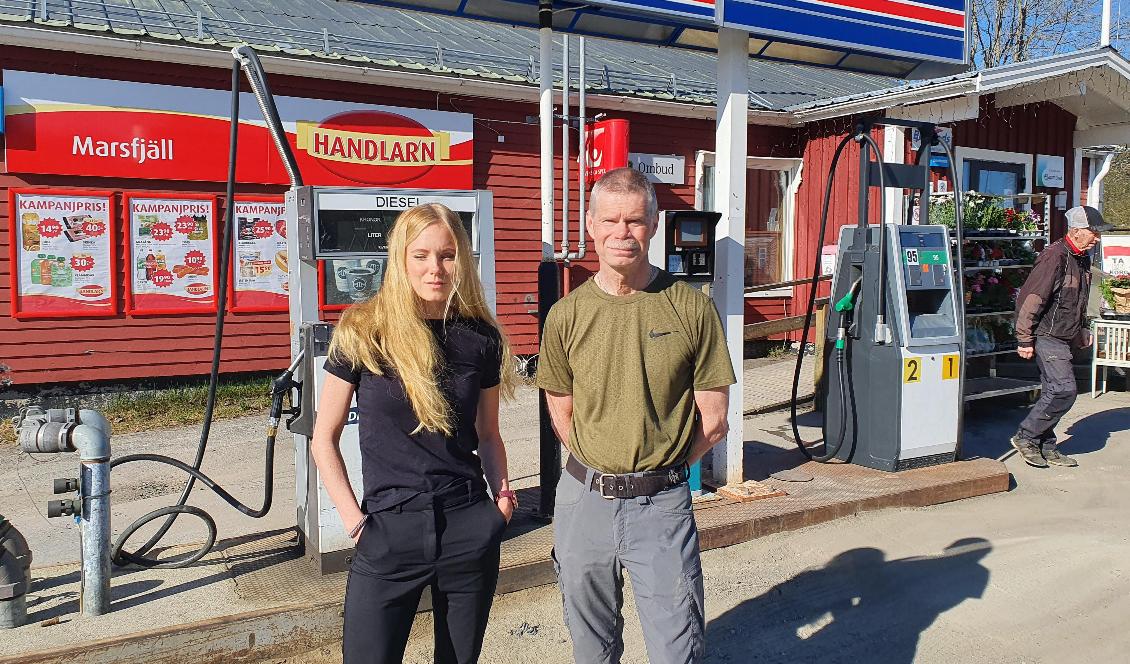 Therese och Mats Byström vid livsmedelsbutiken i Saxnäs. Butiken är även ombud för Systembolaget och bussgods. Närmaste tankställe ligger en halvtimme bort. Foto: Privat