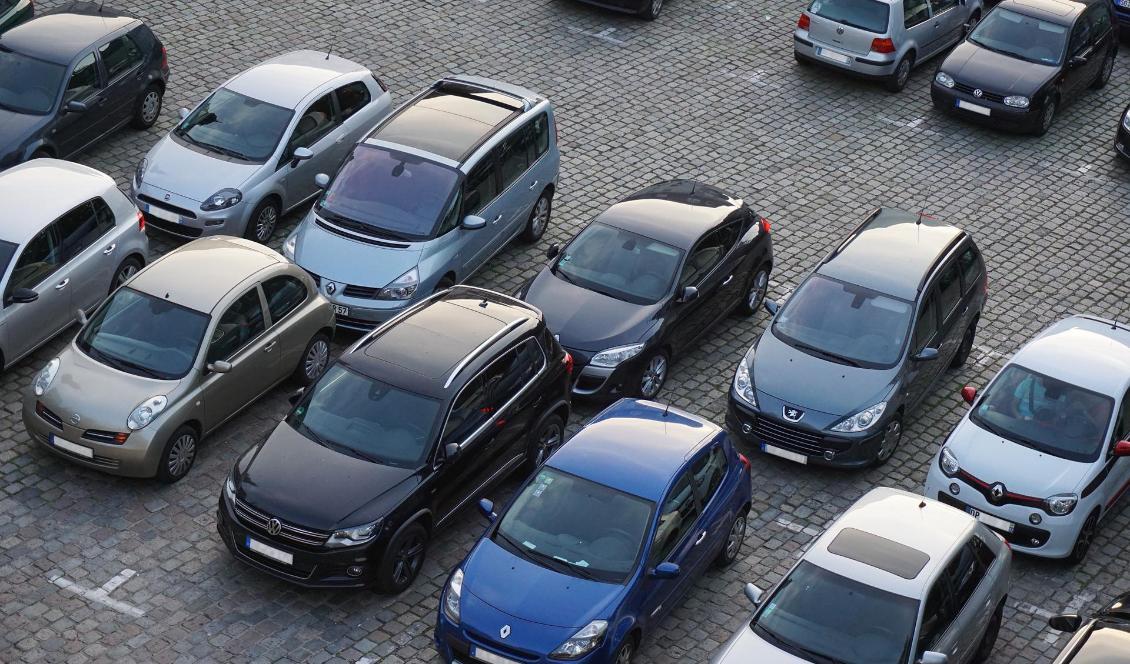 


Bil- och bildelsstölder är ett stort problem. De flesta känner säkert någon som blivit bestulen på sin bil eller delar av den. Foto: Försäkringsbolaget If                                                                                                                                    