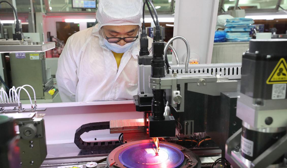 Chiptillverkning i en fabrik som tillhör det kinesiska företaget Jiejie Semiconductor Company, i Nantong i Jiangsuprovinsen, 17 mars 2021.
Foto: STR/AFP via Getty Images