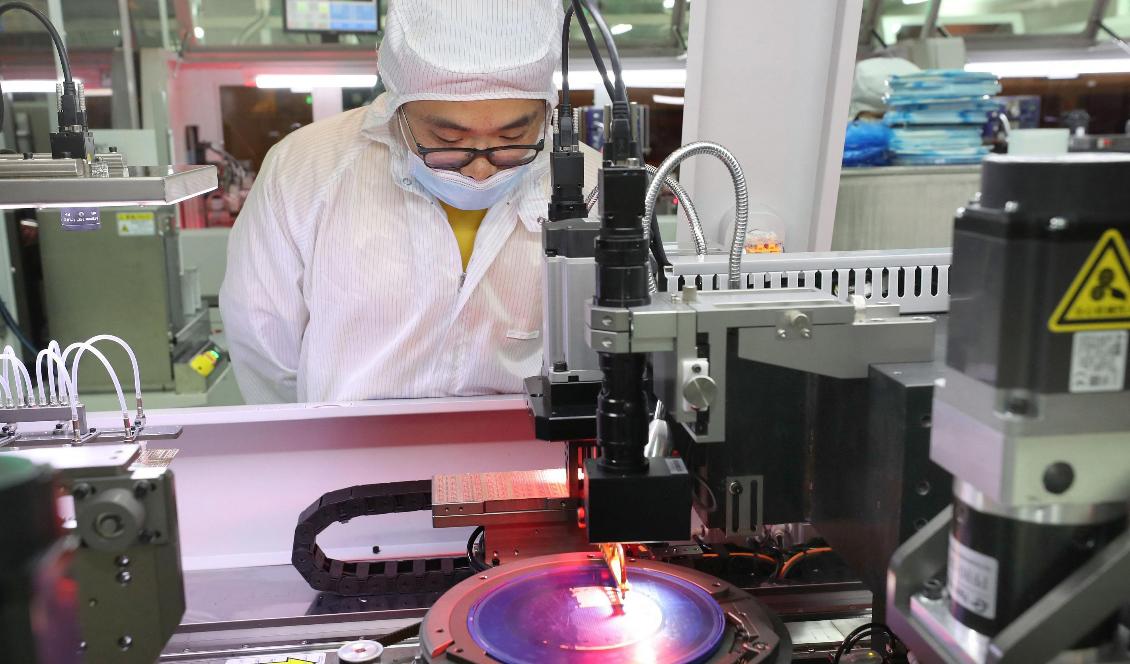 

Chiptillverkning i en fabrik som tillhör det kinesiska företaget Jiejie Semiconductor Company, i Nantong i Jiangsuprovinsen, 17 mars 2021.
Foto: STR/AFP via Getty Images                                                                                        