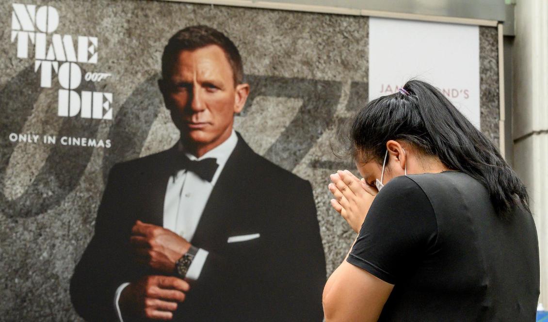 På en reklamposter i Bangkok i Thailand den 28 september 2020 syns skådespelaren Daniel Craig som spelar huvudrollen i James Bond-filmen ”No Time to Die”. Foto: Mladen Antonov/AFP via Getty Images