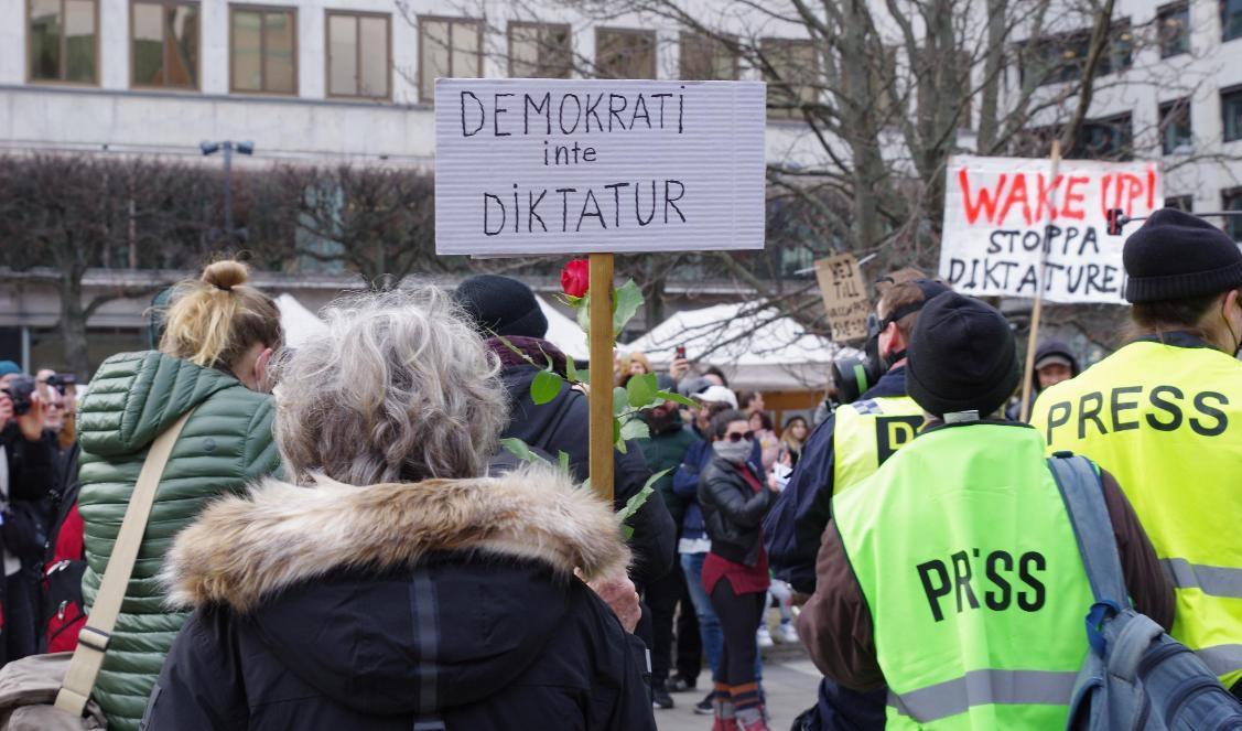 Demonstration mot restriktioner den 20 mars 2021 i Stockholm. Foto: Emil Almberg