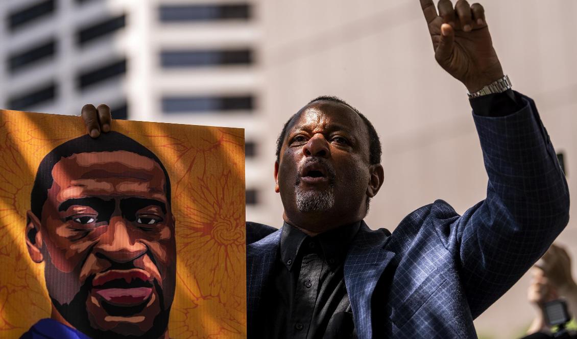 En man håller ett plakat på George Floyd utanför Hennepin County Government Center i Minnesota där rättegången hölls mot den tidigare polismannen Derek Chauvin den 25 juni 2021. Foto: Stephen Maturen/Getty Images