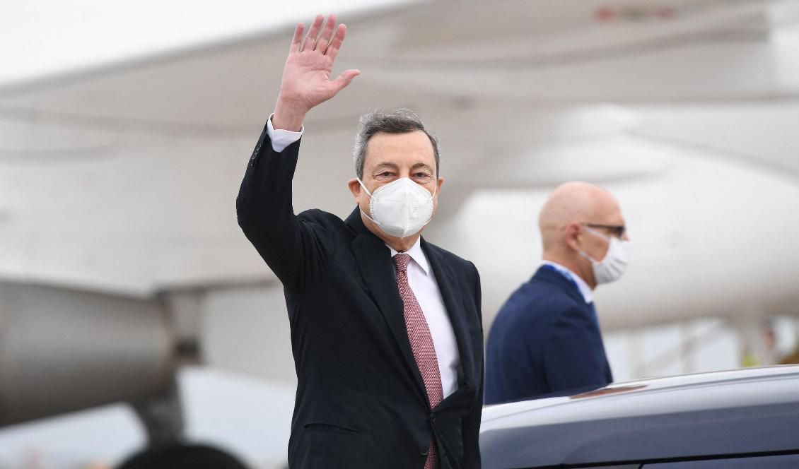 
Italiens premiärminister Mario Draghi vinkar till pressen när han anländer till Cornwall Airport Newquay i England för G7-mötet, den 11 juni 2021. Foto: Stefan Rousseau - WPA Pool/Getty Images                                            