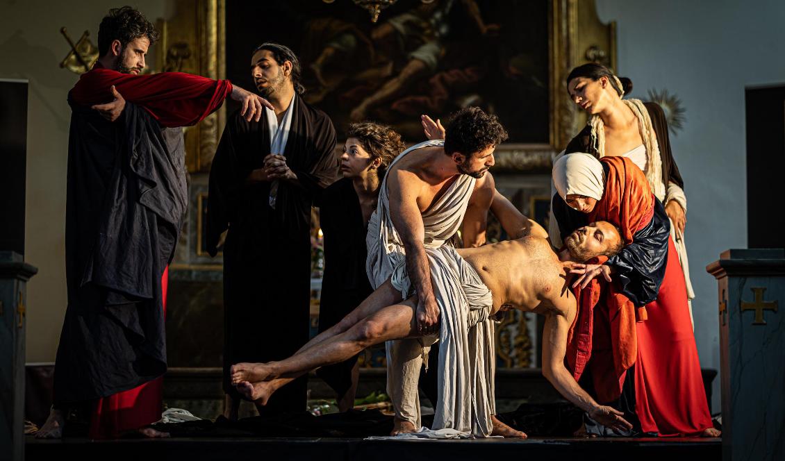 Tableaux vivant är en scenkonst där artisterna tillsammans skapar levande bilder, likt ett stilleben med människokroppar. Här gestaltas målningen Resurrezione di Lazzaro (1609) av konstnären Caravaggio. Foto: Sofia Drevemo