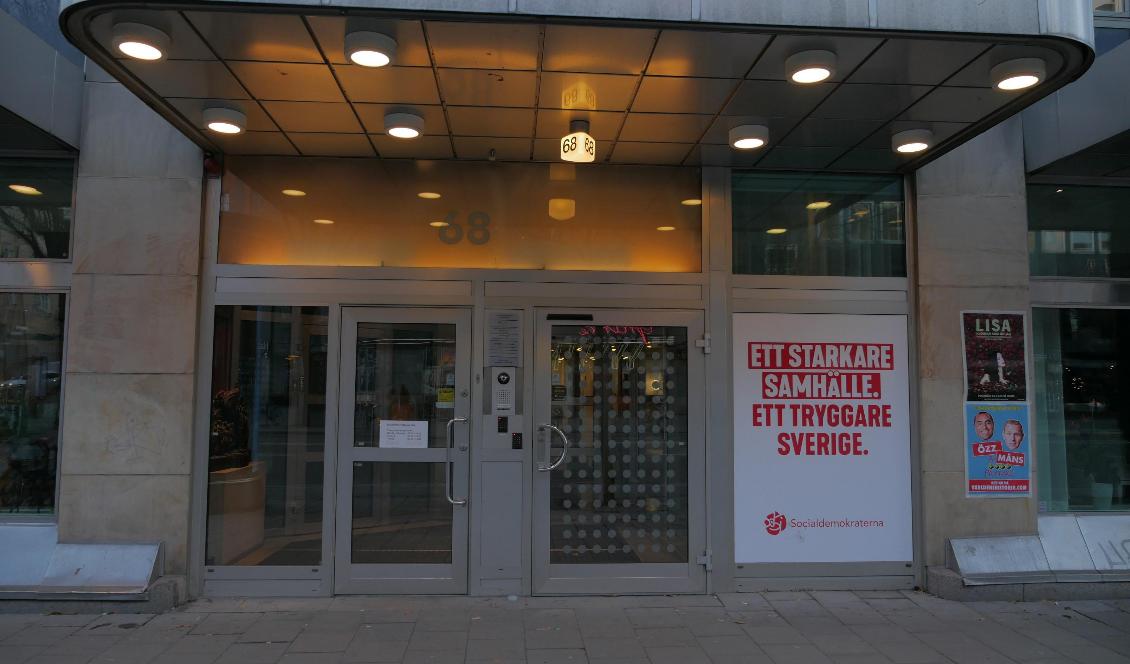Socialdemokraterna svek sina väljare då de tvingades kompromissa om den svenska modellen och bedriva borgerlig liberal marknadspolitik. S högkvarter Sveavägen 68. Foto: Bilbo Lantto