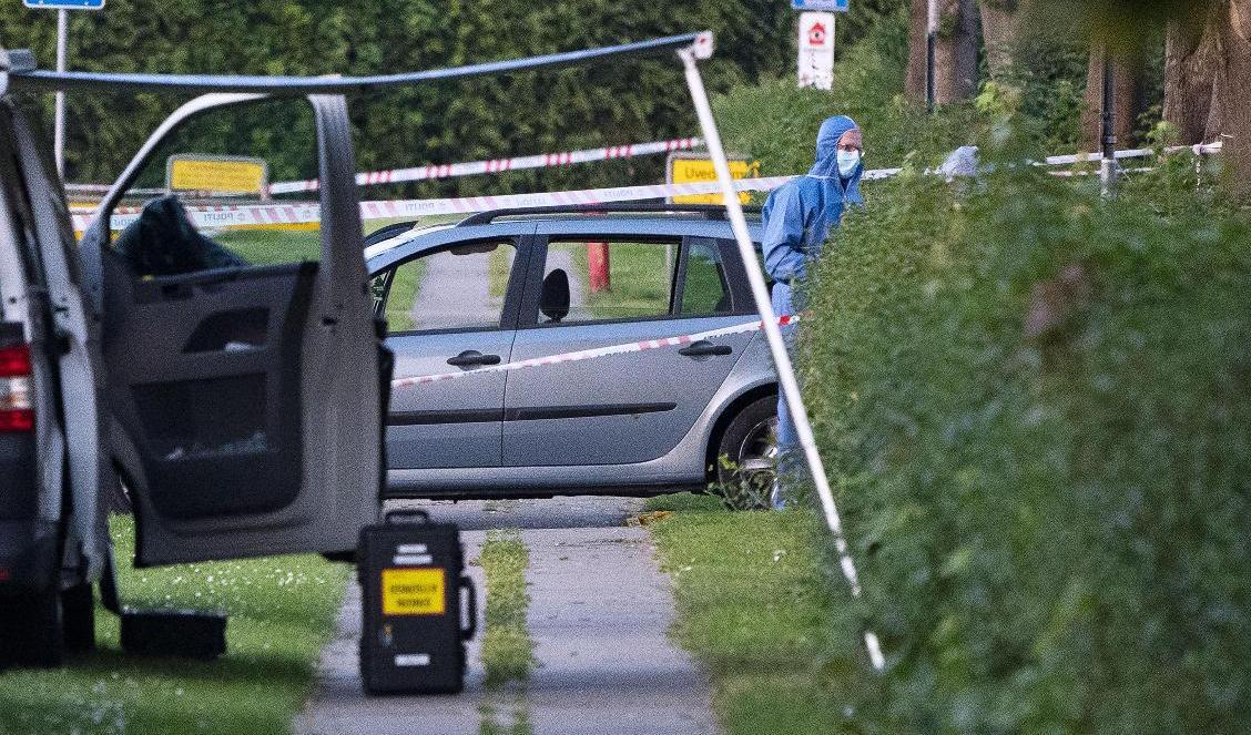Polis och kriminaltekniker på plats efter att två människor skjutits på en parkeringsplats i Köpenhamnsförorten Herlev. Arkivbild från juni 2019. Foto: Johan Nilsson/TT