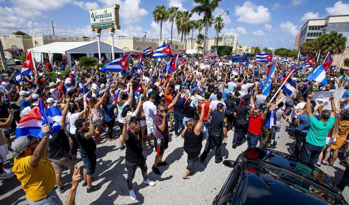 Exilkubaner i Miami i USA visar sitt stöd för de regimkritiska protesterna som hålls i Kuba. Foto: Daniel A Varela/AP/TT