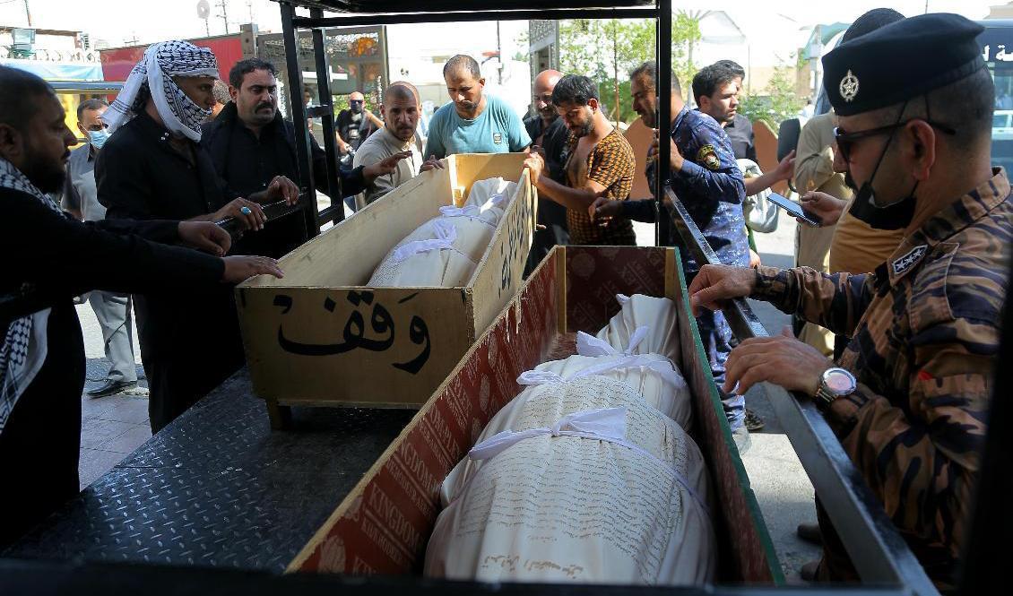 
Dödsoffer på väg till begravning i Najaf dagen efter branden. Foto: Anmar Khalil/AP/TT                                            