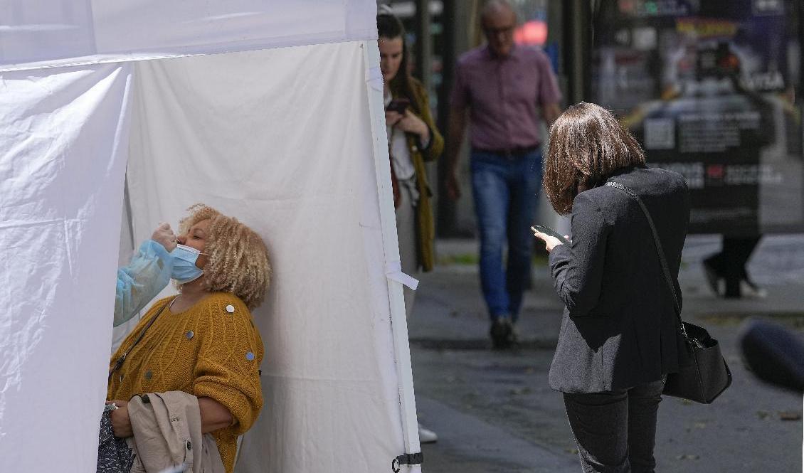 Demonstranter kritiserar kommande krav på vaccin eller negativt testresultat för restaurangbesök i Frankrike. Arkivbild. Foto: Michel Euler/AP/TT
