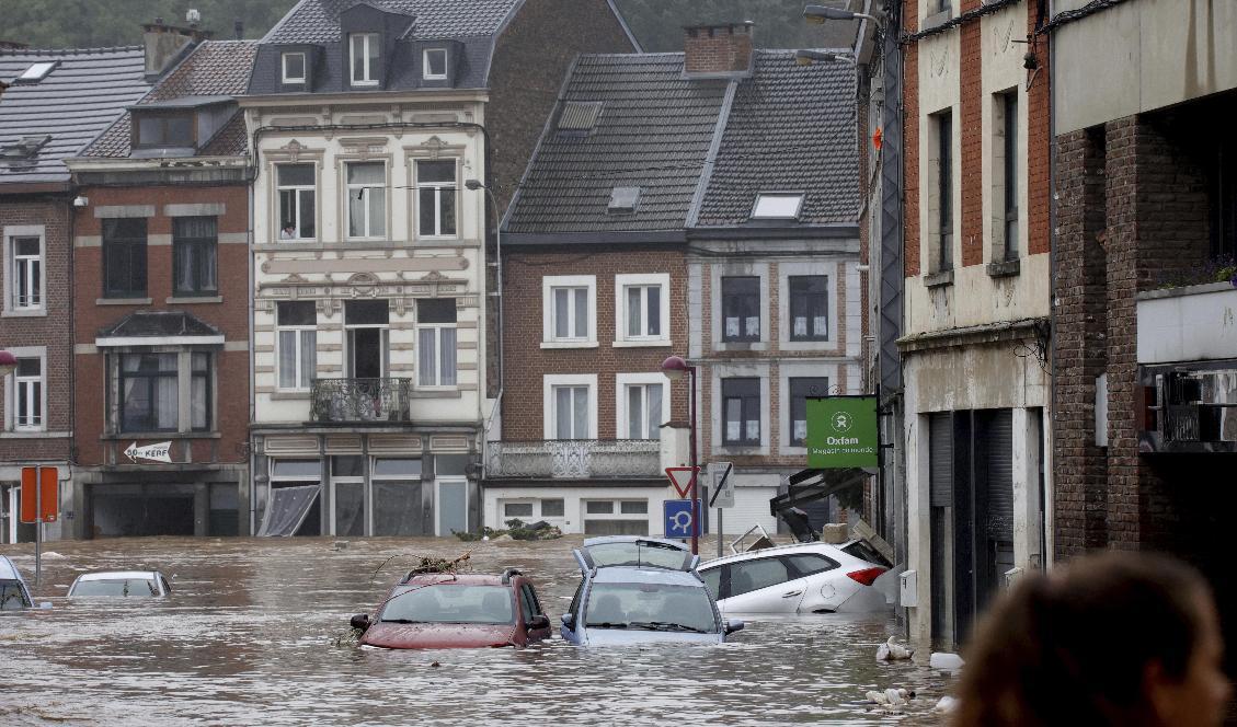 Bilar och gator i Pepinster i östra Belgien täcktes i torsdags av vatten från den översvämmade ån Vesdre. Foto: Olivier Matthys/AP/TT
