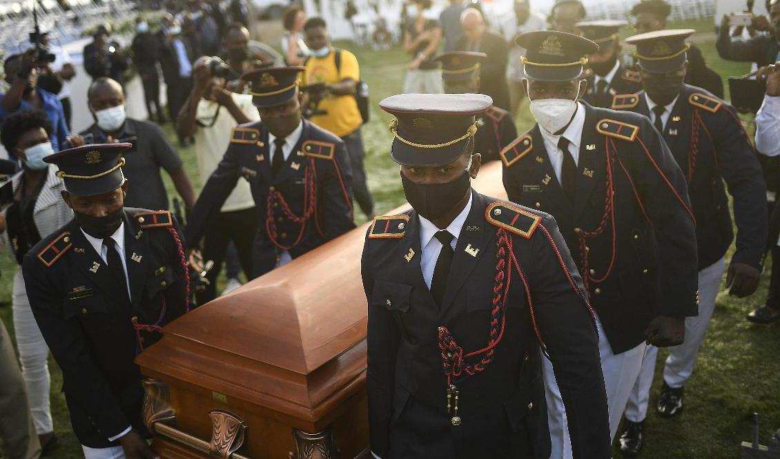
Polisen bär kistan med mördade presidenten Jovenel Moïse till sista vilan i Cap-Haitien. Foto: Matias Delacroix/AP/TT                                            