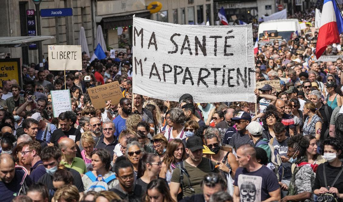 
Antivaccindemonstranter protesterar i Paris. Arkivbild. Foto: Michel Euler/AP/TT                                            