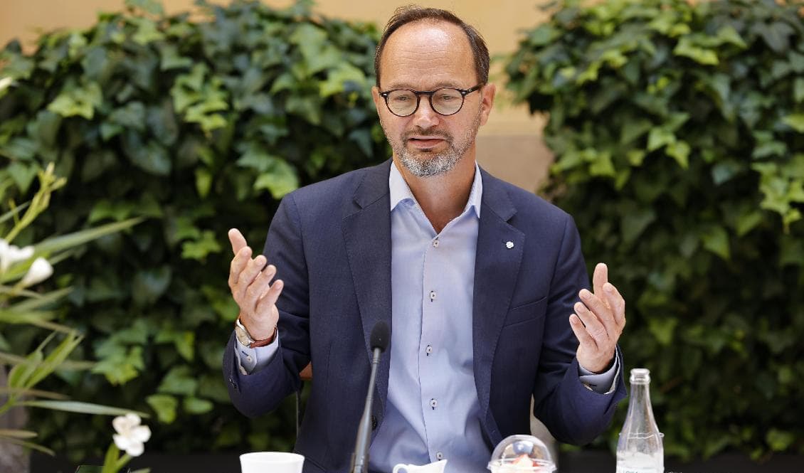 Infrastrukturminister Tomas Eneroth (S) vill se en snabb lösning på problemen som kan uppstå sedan Cementa fått nej till fortsatt kalkbrytning för cementproduktion på Gotland. Foto: Stefan Jerrevång/ TT