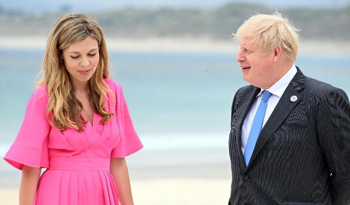 Den brittiske premiärministern Boris Johnson och hans fru Carrie Johnson under G7-mötet i England i juni. Foto: Leon Neal/AP/TT